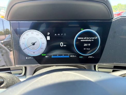 Certified 2025 Hyundai Elantra Limited FWD image 18