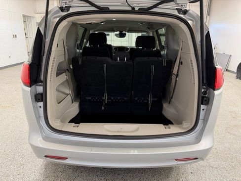 Used 2023 Chrysler Voyager LX FWD image 10