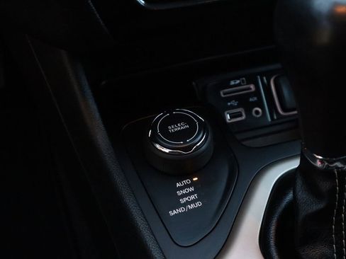 Used 2018 Jeep Cherokee Limited image 35