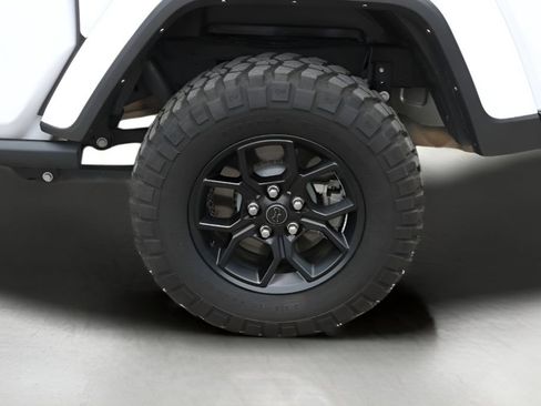 Used 2025 Jeep Gladiator Sport AWD/4WD image 9