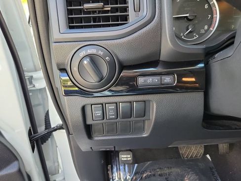 Used 2024 Nissan Titan 2WD Crew Cab image 21