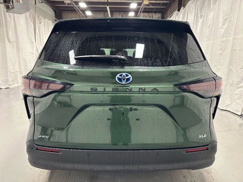 Used 2025 Toyota Sienna XLE image 6