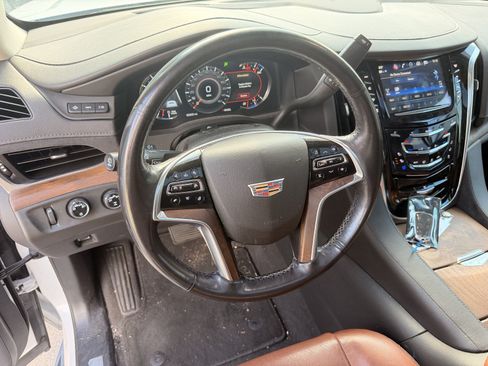 Used 2020 Cadillac Escalade Premium Luxury AWD/4WD image 16