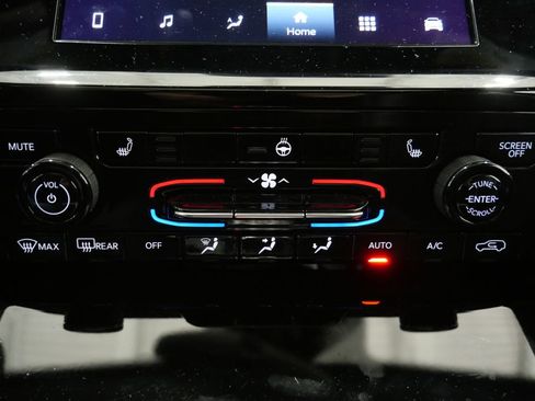 Used 2023 Jeep Grand Cherokee Altitude AWD/4WD image 19