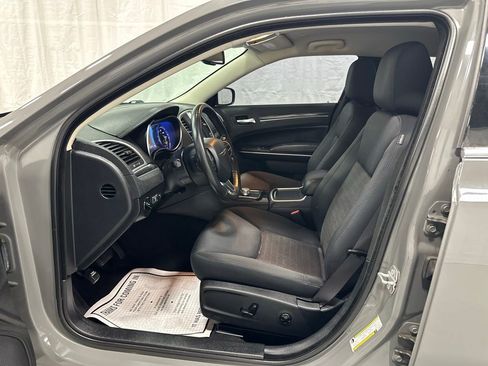 Used 2019 Chrysler 300 Touring RWD image 10