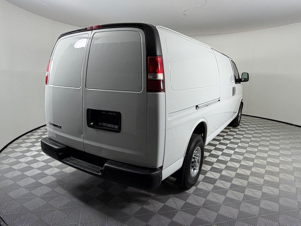 Used 2017 Chevrolet Express 3500 Extended RWD image 5