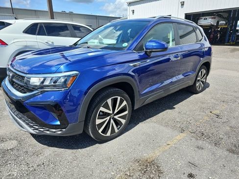 Used 2023 Volkswagen Taos SE w/ Panoramic Sunroof Package FWD image 1