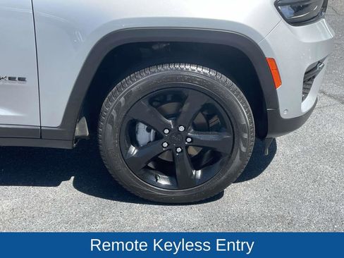 Used 2025 Jeep Grand Cherokee Limited w/ Luxury Tech Group II image 11