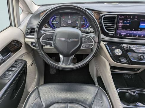 Used 2022 Chrysler Pacifica Limited w/ Uconnect Theater Family Group FWD image 18