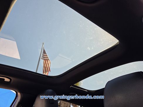 Used 2021 Mercedes-Benz GLB 250 4MATIC w/ Premium Package image 18