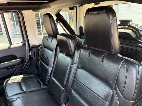 Used 2019 Jeep Wrangler Unlimited Sahara w/ Quick Order Package 24M Moab AWD/4WD image 18