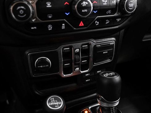 Used 2018 Jeep Wrangler Unlimited Sahara AWD/4WD image 26