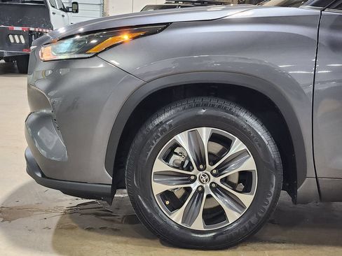 Used 2021 Toyota Highlander XLE FWD image 5
