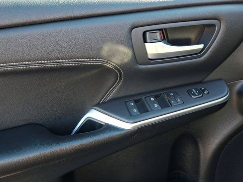 Used 2016 Toyota Camry XLE w/ Moonroof Package FWD image 12