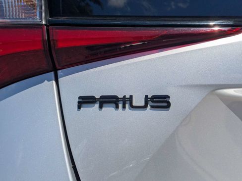 Used 2022 Toyota Prius FWD image 6