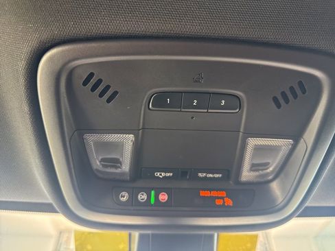 Used 2022 Chevrolet Traverse LT image 18