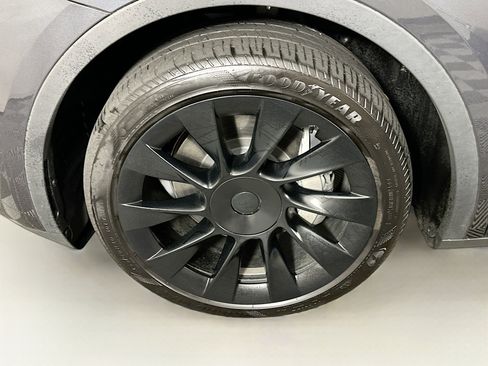 Used 2024 Tesla Model Y Long Range AWD/4WD image 11