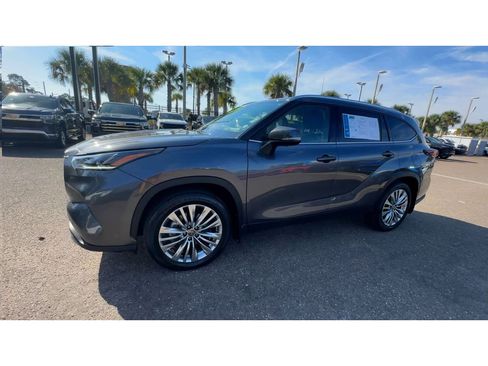 Used 2025 Toyota Highlander Platinum image 6