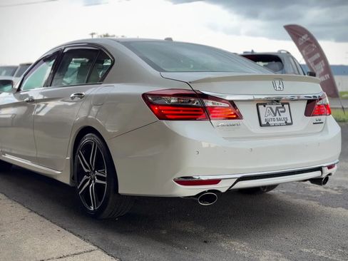 Used 2016 Honda Accord Touring image 4
