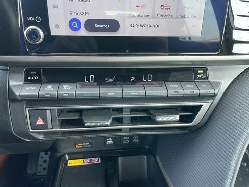 Used 2025 Toyota Camry SE image 11