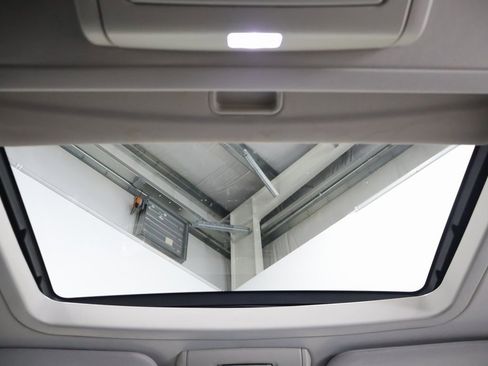 Used 2016 Chrysler Town & Country Touring-L image 26