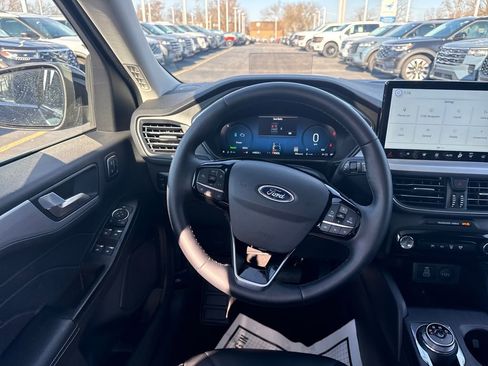 Used 2025 Ford Escape Platinum w/ Premium Technology Package image 19