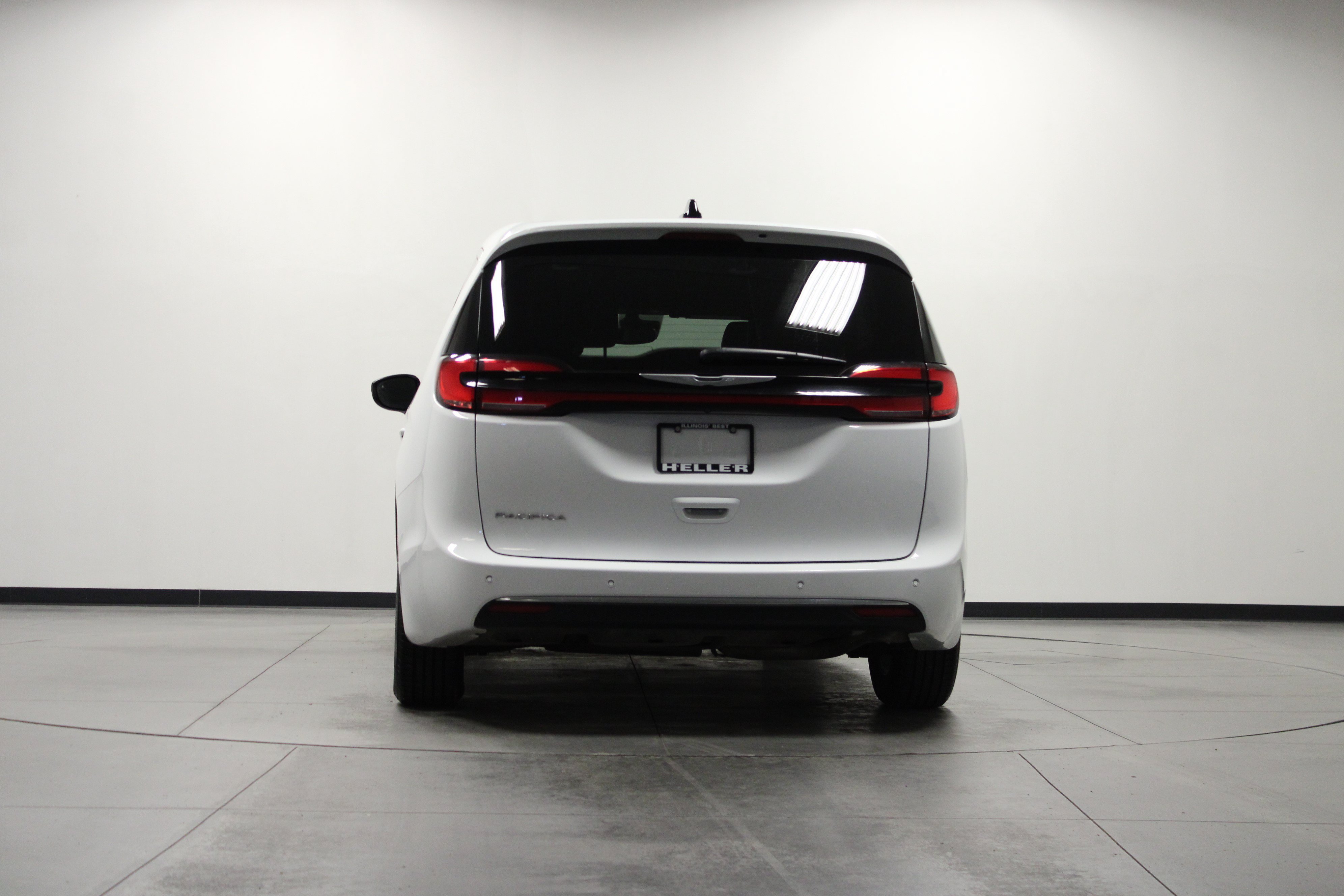 Used 2025 Chrysler Pacifica Select FWD image 5