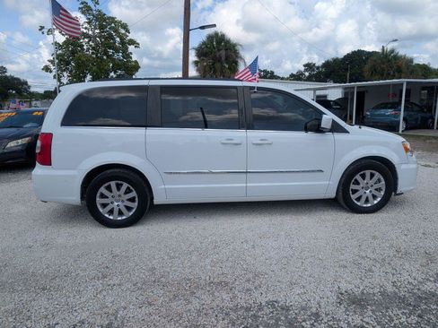 Used 2014 Chrysler Town & Country Touring FWD image 8