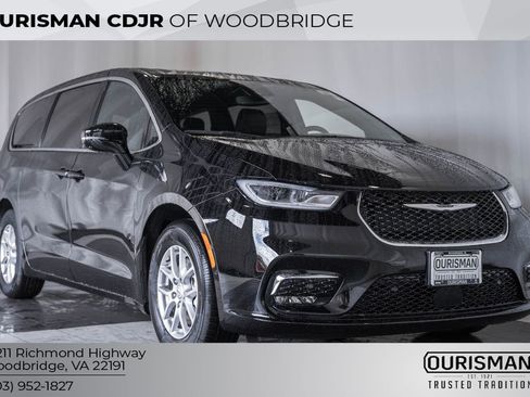 New 2026 Chrysler Pacifica Select image 1