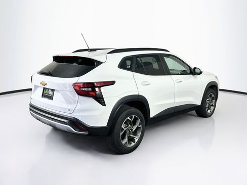 Used 2025 Chevrolet Trax LT FWD image 9