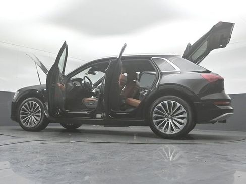 Used 2019 Audi e-tron Prestige w/ Prestige Package image 58