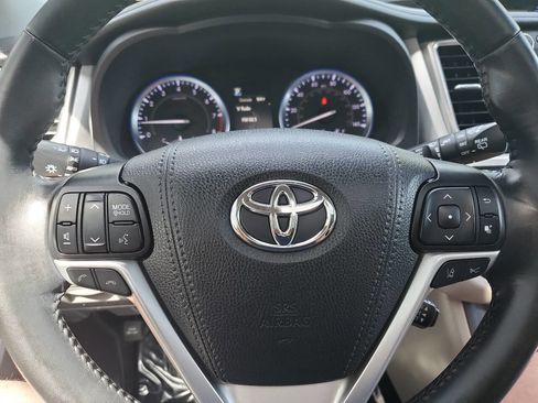 Used 2019 Toyota Highlander XLE AWD/4WD image 15