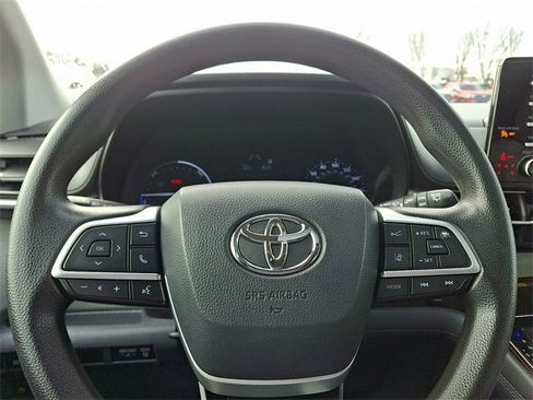 Used 2021 Toyota Sienna LE w/ LE Plus Package image 21