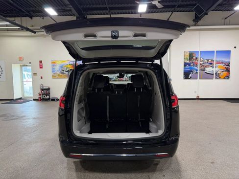 Used 2023 Chrysler Pacifica Touring-L FWD image 23