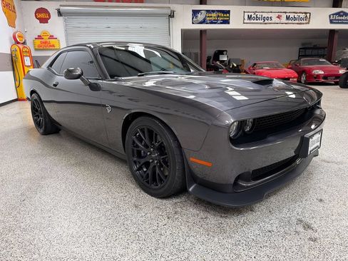 Used 2016 Dodge Challenger SRT Hellcat RWD image 11