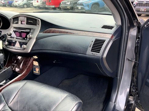 Used 2011 Toyota Avalon Limited image 17