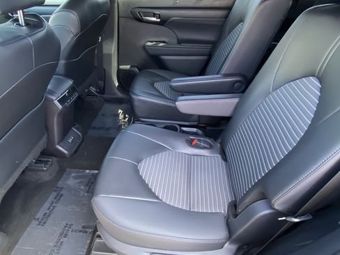 Used 2025 Toyota Highlander XSE AWD/4WD image 14