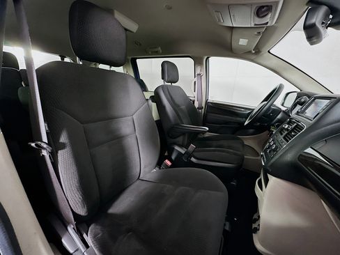 Used 2019 Dodge Grand Caravan SE w/ UConnect Hands-Free Group image 30