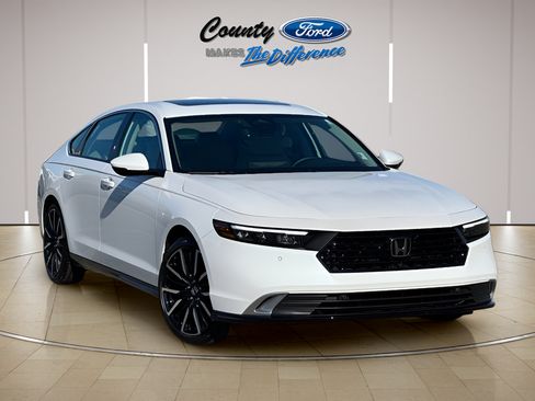 Used 2025 Honda Accord Touring image 1