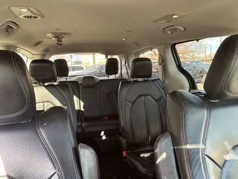 Used 2017 Chrysler Pacifica Touring-L Plus w/ Uconnect Theatre Group image 11