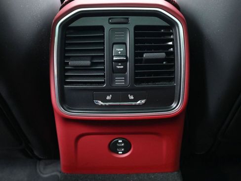 Certified 2023 Porsche Macan image 8