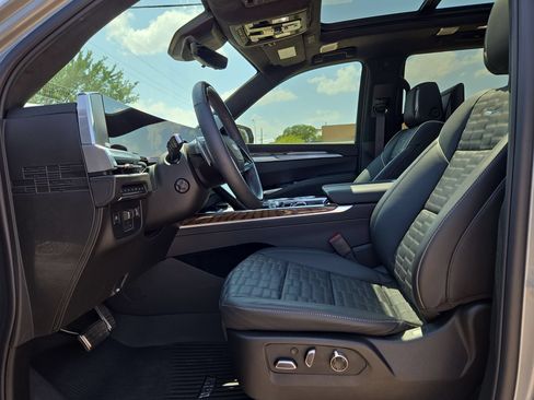 Certified 2026 Cadillac Escalade Platinum Sport w/ LPO, ONYX Package AWD/4WD image 16