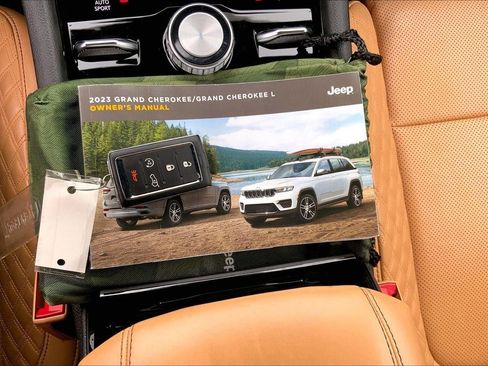 Used 2023 Jeep Grand Cherokee Summit w/ Adv Protech Group IV AWD/4WD image 12