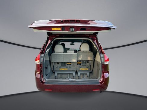 Used 2013 Toyota Sienna XLE FWD image 31