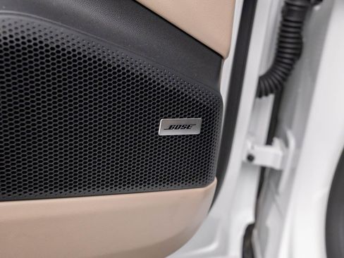 Certified 2025 Porsche Macan Electric image 15