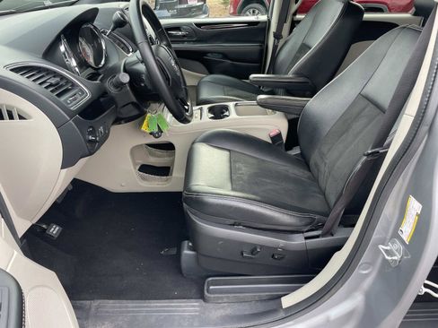Used 2019 Dodge Grand Caravan SXT image 15