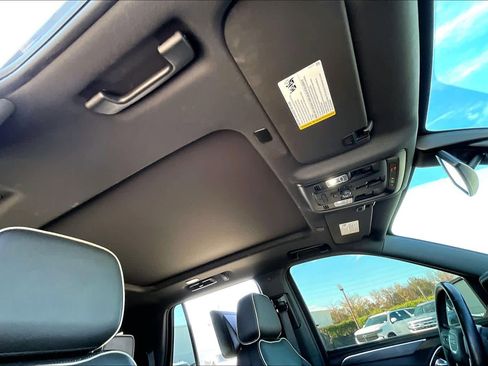 Used 2021 GMC Yukon SLT w/ SLT Premium Package image 13