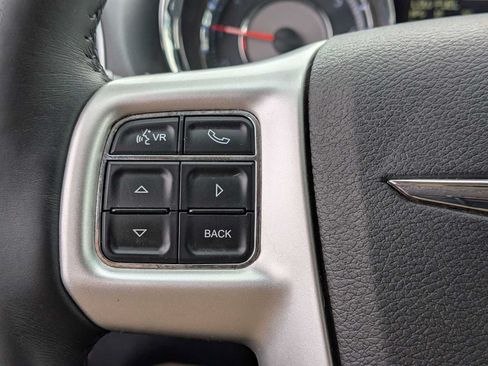Used 2016 Chrysler Town & Country Touring-L FWD image 23