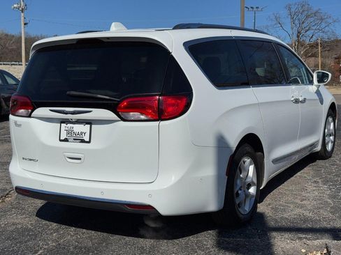 Used 2017 Chrysler Pacifica Touring-L Plus w/ Advanced Safetytec Group image 3