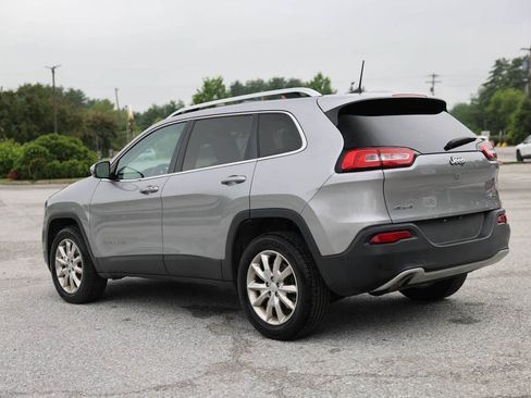 Used 2017 Jeep Cherokee Limited AWD/4WD image 3